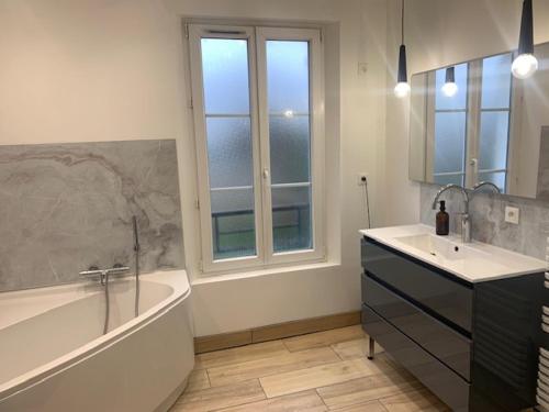 阿夫尔和伊通韦尔讷伊Maison 4 à 6 personnes à Verneuil sur Avre的带浴缸、水槽和浴缸的浴室