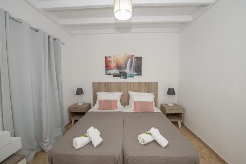 Ένα ή περισσότερα κρεβάτια σε δωμάτιο στο Paola House Agios Stefanos