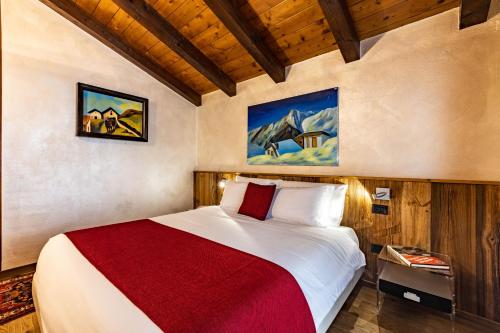 a bedroom with a large bed in a room at Hotel & Restaurant Le Charaban in Aosta