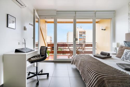 een slaapkamer met een bed, een bureau en een stoel bij SUITEON7TH VILAMOURA THE BEST VIEW IN TOWN - 1Br in Quarteira