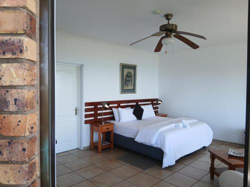 Una cama o camas en una habitación de The Albatros Guesthouse