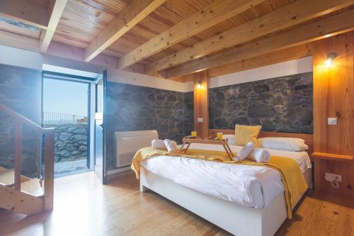 Ένα ή περισσότερα κρεβάτια σε δωμάτιο στο Villa das Escaleiras with Pool and Jacuzzy