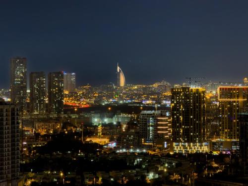 GuestReady - 1 BHK | Breathtaking Skyline Views
