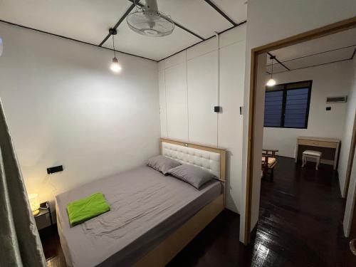 Una cama o camas en una habitación de Menglembu Ipoh Homestay M21 Smart TV & WiFi ready