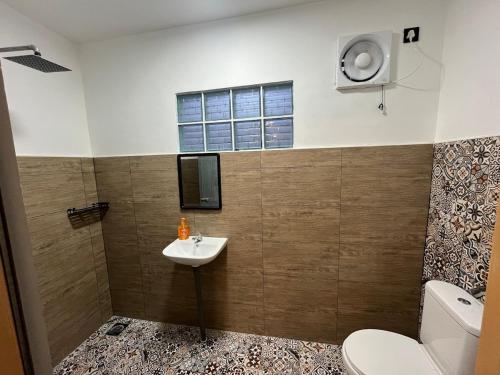 Un baño de Menglembu Ipoh Homestay M21 Smart TV & WiFi ready