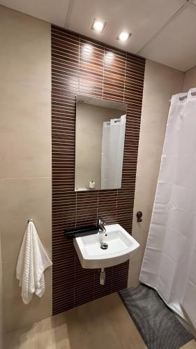 ein Badezimmer mit Waschbecken und Spiegel in der Unterkunft Duplex in Bocairent