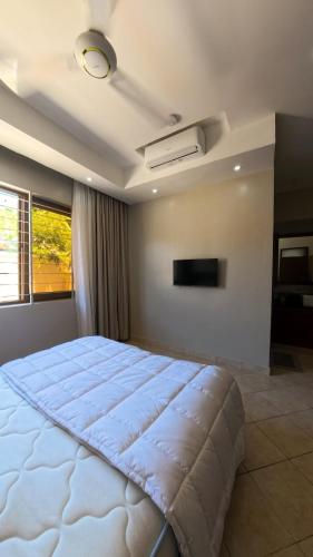 En eller flere senge i et værelse på Spacious 3-Bedroom Close to the Beach ,Parking