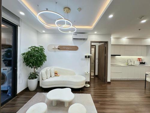 An KhêTera Apartment Hoàng Huy Commerce的带白色沙发的客厅和厨房