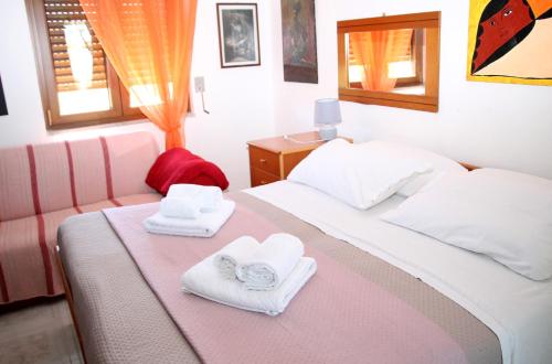 LaurenzanaAgriBnB Casa Furnaredda的卧室配有2条毛巾。