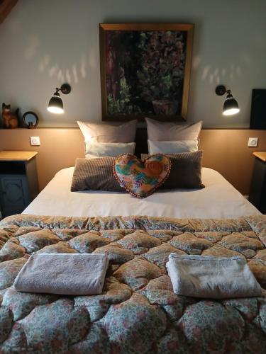 Ένα ή περισσότερα κρεβάτια σε δωμάτιο στο Gîte du Milan royal