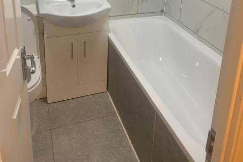 Ένα μπάνιο στο 2 Bedroom House - Sleeps 5 - Free Parking Wifi