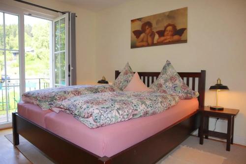 Ένα ή περισσότερα κρεβάτια σε δωμάτιο στο Ferienhaus Feldberg im Schwarzwald