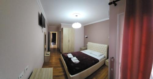 TepelenëにあるVealのベッドルーム1室(ベッド1台付)、廊下(テレビ付)