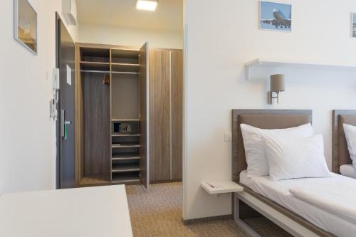 Una cama o camas en una habitación de Airport Hotel - Check-in Nonstop