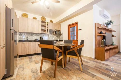 Kuchyň nebo kuchyňský kout v ubytování Prime Location 1 Block to Malecon Smart TV & WiFi