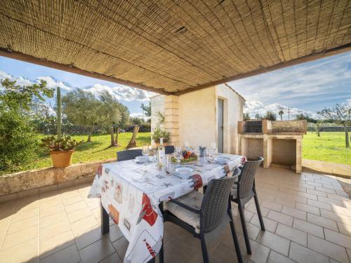 una zona pranzo all'aperto con tavolo e sedie di Holiday Home Son Ulari Petit by Interhome a Can Picafort