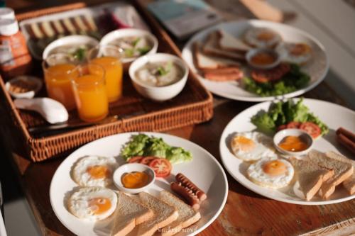 un tavolo ricoperto di uova e pane tostato di Phulangcar a Ban Sakoen