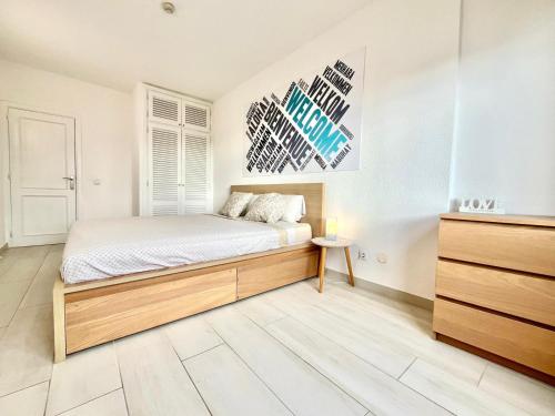 Un dormitorio con una cama y una cómoda. en paraiso sea view, en Playa Paraiso