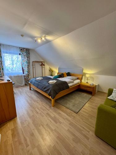 ein Schlafzimmer mit einem Bett und einer Couch in einem Zimmer in der Unterkunft Family & Friends Retreat in Wiesbaum