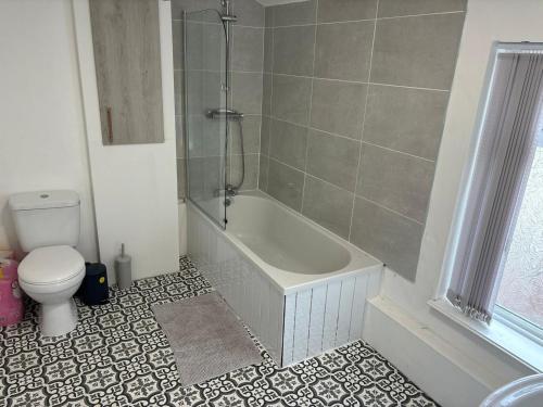 Un baño de Spacious 3-Bedroom Apartment with Modern Comforts