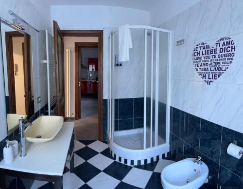 un bagno con doccia, WC e lavandino di Elegant apartment near the Sacra- La Casita di Sopra a Caprie