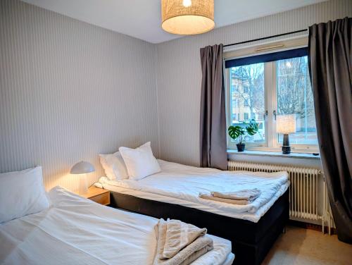 Ένα ή περισσότερα κρεβάτια σε δωμάτιο στο Cosy & modern 3-sleeps apartment near Katrineholm Centre