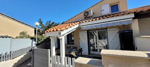 Jolie maison d'angle pour 5 couchages, clim etage, Residence LE VILLAGE DE LA MER seulement 100m de la plage de PORTIRAGNES LRVM66
