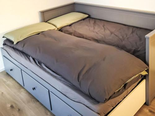 洛伊克巴德Apartment Ringstrasse - Utoring-3 by Interhome的房间里有一张床，旁边还有一个蓝色的梳妆台。