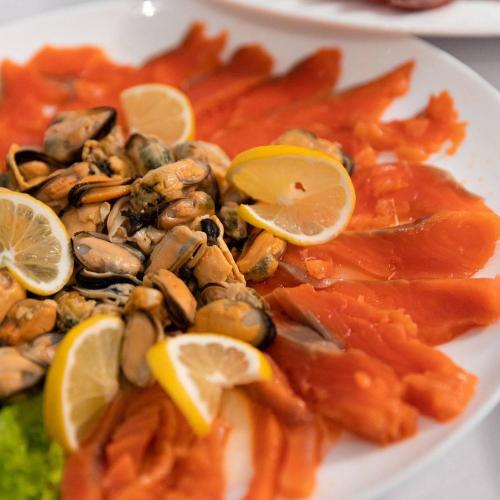 een bord met eten met noten en citroenen erop bij Sn family in Radekhov