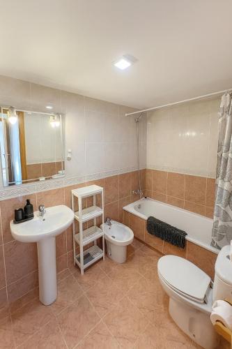 Cortes Suite - Pool paddle tennis court and gym
