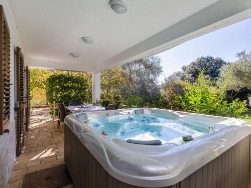 einen Whirlpool auf der Terrasse eines Hauses in der Unterkunft Apartment Anica-1 by Interhome in Zadar