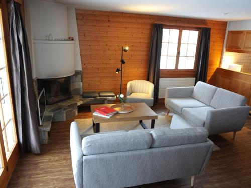 威拉尔-苏-罗伦Apartment Le Miclivier B1 by Interhome的有两张沙发和一个壁炉的客厅