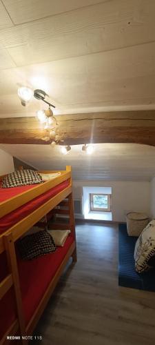 a room with two bunk beds and a window at RealView - Chalet 3 Chambres in Réal