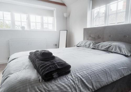 a blanket laying on a bed in a bedroom at Cosy & Luxury 2BR Flat in Calverton in Calverton