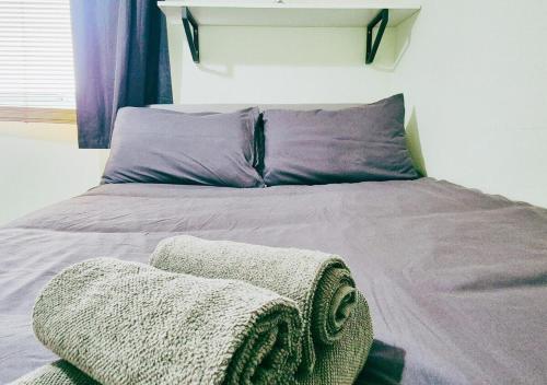 En eller flere senge i et værelse på Comfy 3BR Flat on Quiet Street in Wollaton