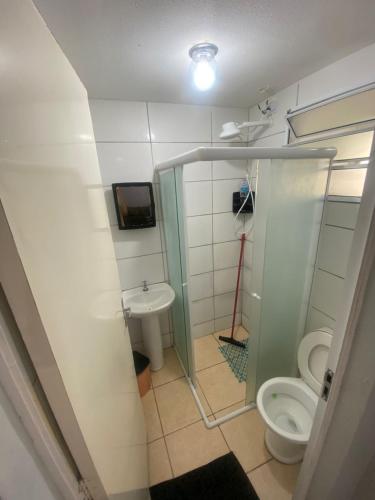 un piccolo bagno con un water e un lavandino di Paraíso Montanha e Mar a Peruíbe