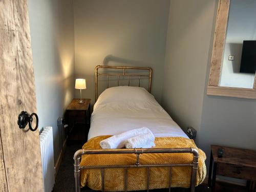 En eller flere senge i et værelse på Fishermans Cottage