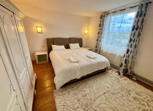 Una cama o camas en una habitación de Le Havre de Laplaigne