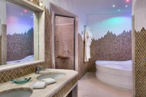 Un baño de Cervo Hotel,Costa Smeralda Resort