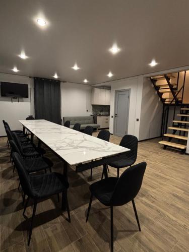 una grande sala riunioni con un grande tavolo e sedie di ChillVille a Ternopilʼ