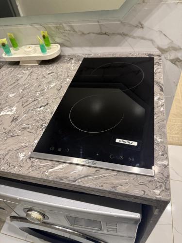 Η κουζίνα ή μικρή κουζίνα στο وصول ذاتي Alsumo-apartment