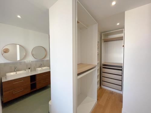 a bathroom with two sinks and a mirror at Beau 2 pièces grande terrasse vue mer in Roquebrune-Cap-Martin