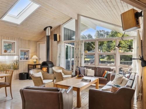 un soggiorno con molti mobili e finestre di Holiday Home Tyyne - 250m from the sea by Interhome a Tjørneholm
