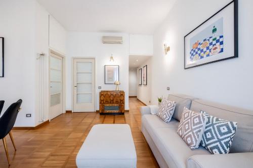 The Boutique Houses - Spacious Apartment with Balcony - M3 Repubblica 2 stops to Montenapoleone Duomo , 1 stop to Central Station - Milan City Center