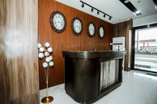 SampongにあるUnderskies Spa and Hotelの壁時計付きの部屋