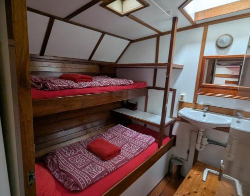 En eller flere senge i et værelse på Zeilschip Marie Galante
