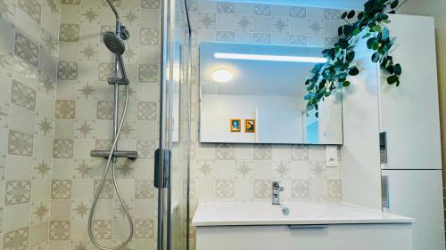 a bathroom with a shower and a sink at Vue d'Opale - Appartement vue mer Stella-Plage in Stella-Plage