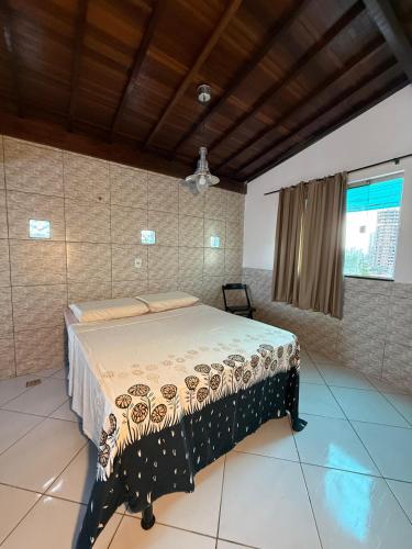 a bedroom with a bed in a room at Duplex Belli a 300m do Mar in Natal