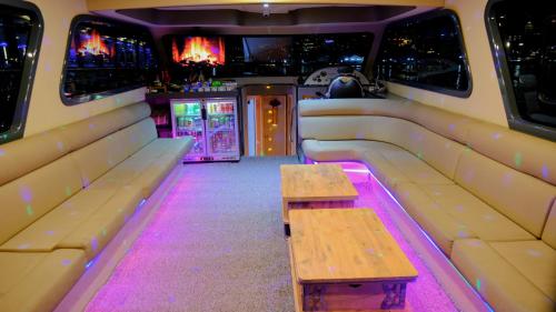 Ein Sitzbereich in der Unterkunft Private Luxury Bosphorus Yacht 2 Continents Experience