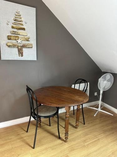 een houten tafel en stoelen in een kamer bij Studio Bd Béranger centre de Tours in Tours